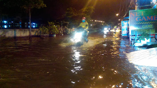 TP Hồ Chí Minh lại ngập nặng do triều cường và mưa lớn ảnh 1
